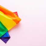 drapeau-arc-ciel-surface-rose-culture-lgbtqia-journee-fierte-gaie-espace-copie_58797-1522