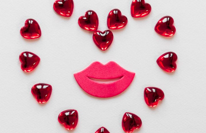 En cette Journée du Baiser, laissez vos sentiments s'exprimer et répandez un peu de bonheur autour de vous. Après tout, un baiser, même virtuel, peut faire des merveilles.