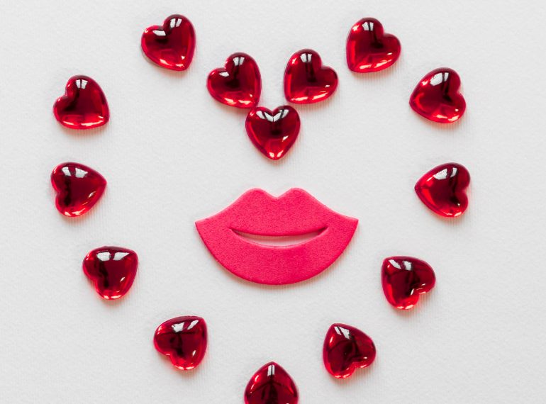 En cette Journée du Baiser, laissez vos sentiments s'exprimer et répandez un peu de bonheur autour de vous. Après tout, un baiser, même virtuel, peut faire des merveilles.